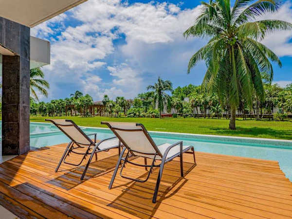 Beachfront 3BR Condo, Resort Pool | Playa