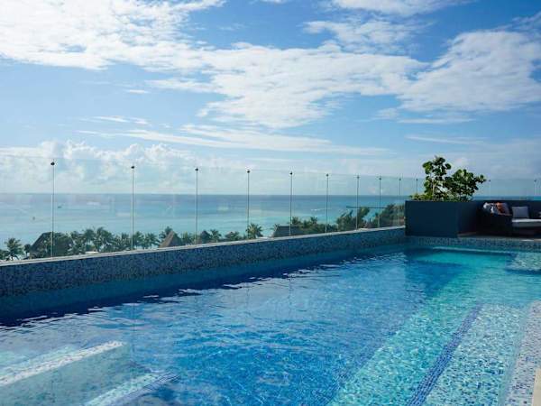 Oceanfront 2BR, Rooftop Pool, Gym, Walk to Beach