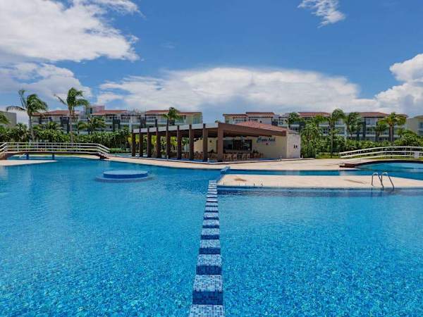 2BR Beachfront Condo Playa | Pool & Beach