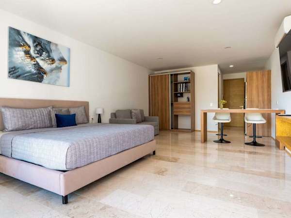 Studio | Rooftop Pool & Gym, Steps to Beach