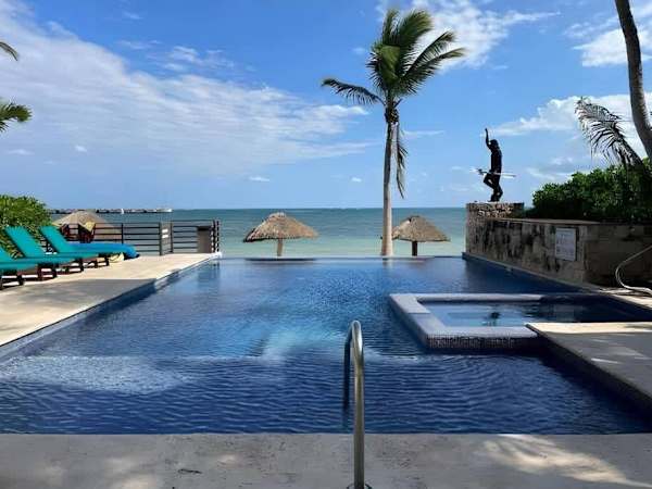 Beachfront Condo: Pool + Beach Access | P105