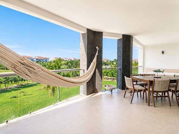 Beachfront 2BR Condo, Resort Pool, Gym & Beach