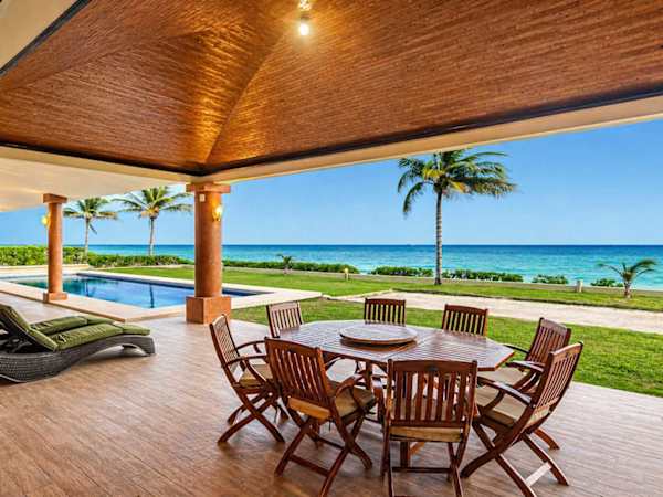 Beachfront 5BR Villa, Private Pool in Playacar