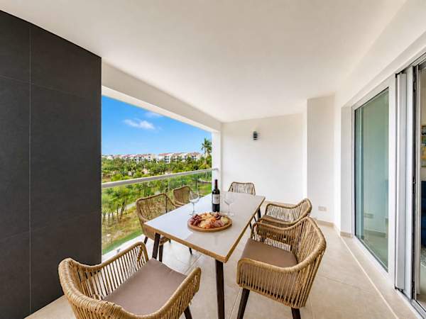 Beachfront 2BR Condo, Ocean View & Resort Pool