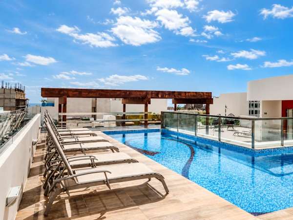 Playa 1BR Condo: Rooftop Pool, Steps to 5th Ave