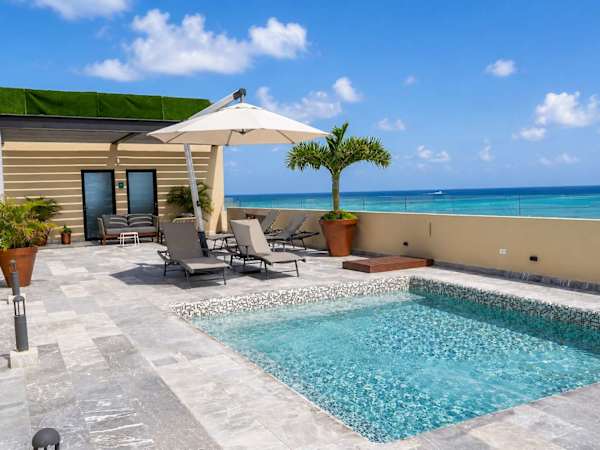 Stylish Retreat Near the Beach with Rooftop Pools