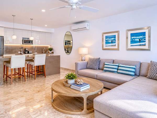 Modern Playa del Carmen Apt: Rooftop Pool & WiFi