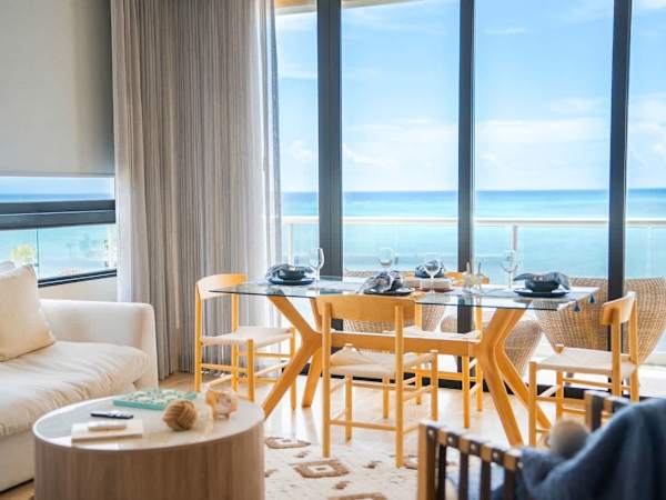 3BR beachfront apartment in Puerto Morelos featuring a rooftop pool