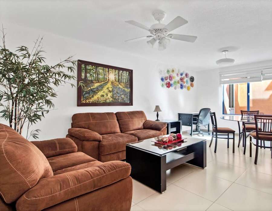 Sala y comedor de un departamento amueblado