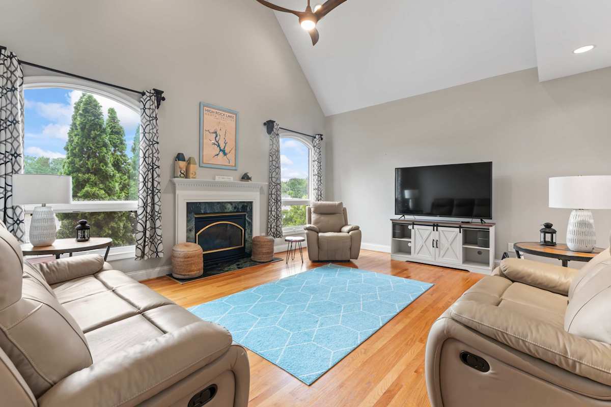 Leeloo's on the Lake - Sleeps 12 — Lexington, NC — vacation rental