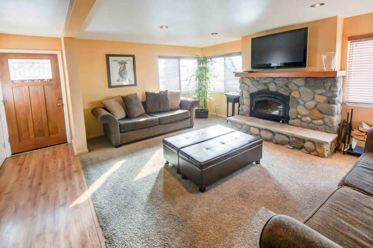 San Sierra #16 Hot Tub, Sauna, Near Skiing! — Mammoth Lakes, CA — vacation rental
