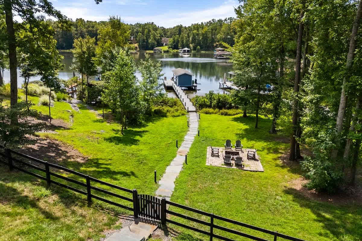 5BR Lakefront Lake Anna, Dock, Views, Deck, Movies — Mineral, VA — vacation rental
