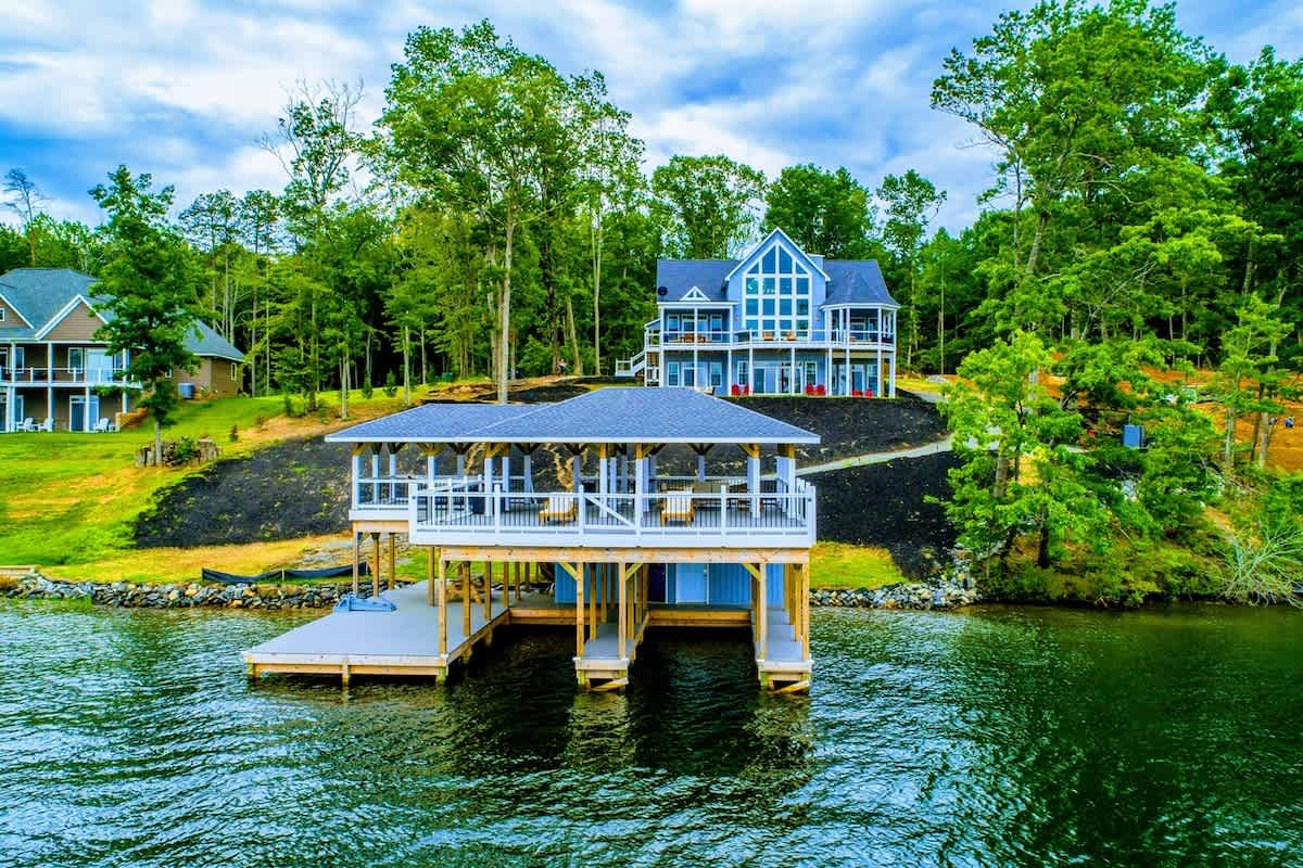NEW 4BR Lakefront Lake Anna, Hot Tub, Boat Dock — Mineral, VA — vacation rental
