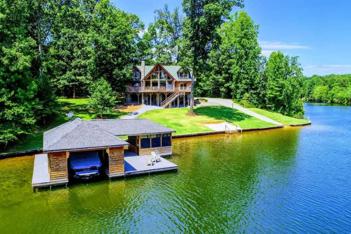 Lakefront Lake Anna Log Cabin, Views, Dock, Deck