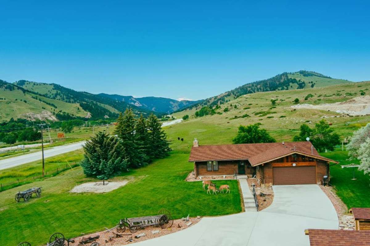 Hideaway Cabin: Ruggedly Sophisticated Cabin with Mountain Views, Fire Pit, and Pets Invited • Minutes to Buffalo & Trails. — Buffalo, WY — vacation rental