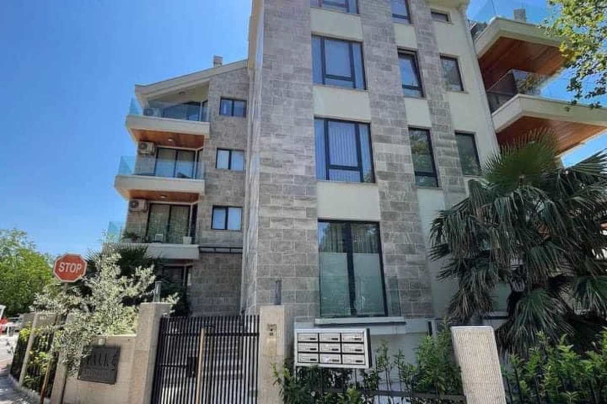 Park Residence 3 - 1 br & Parking at Tivat Center