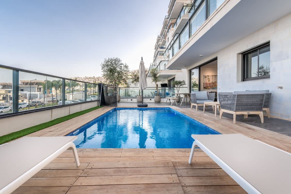 Garden Apartment Swimming Over the Lake - Private Pool