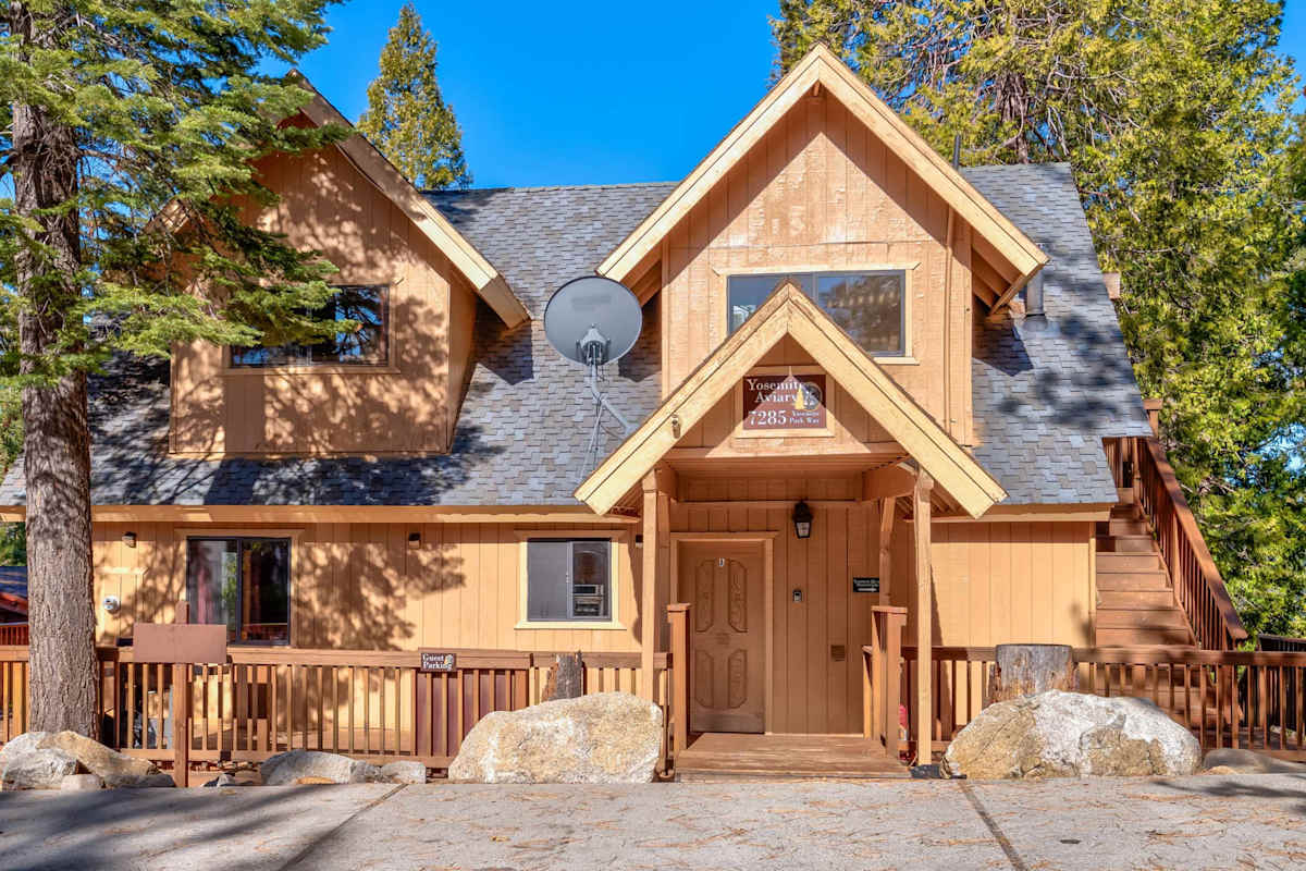 Inside Yosemite Park 3BR Sleeps 8 Game Loft
