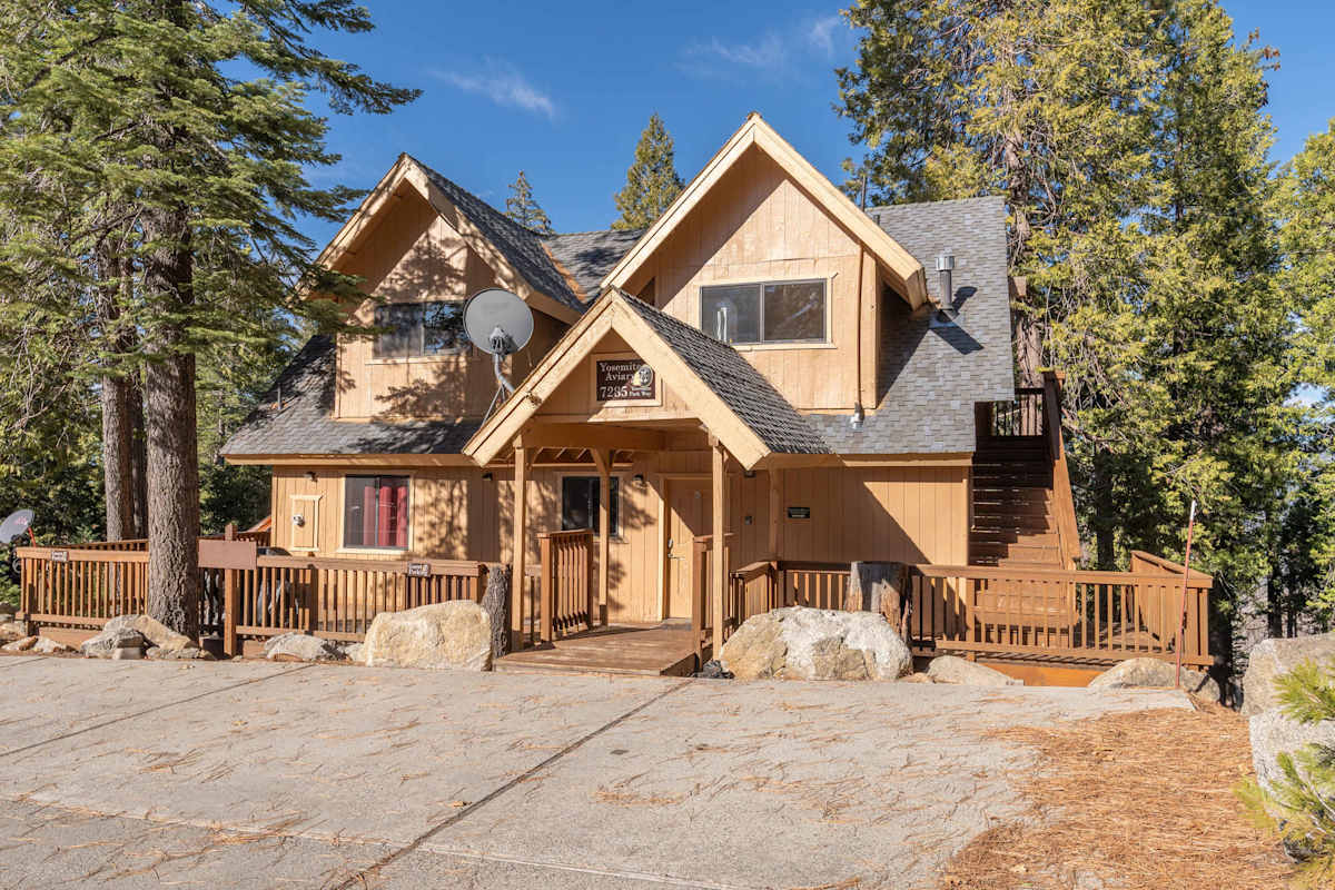 Inside Yosemite Park 2-Unit Home Sleeps 14