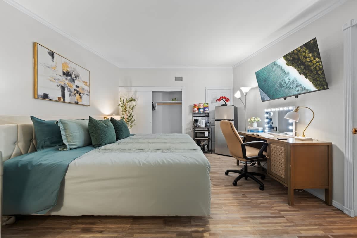 Entire Private Studio w King Bed, Smart TV, Fast WiFi. Parking, Available Now