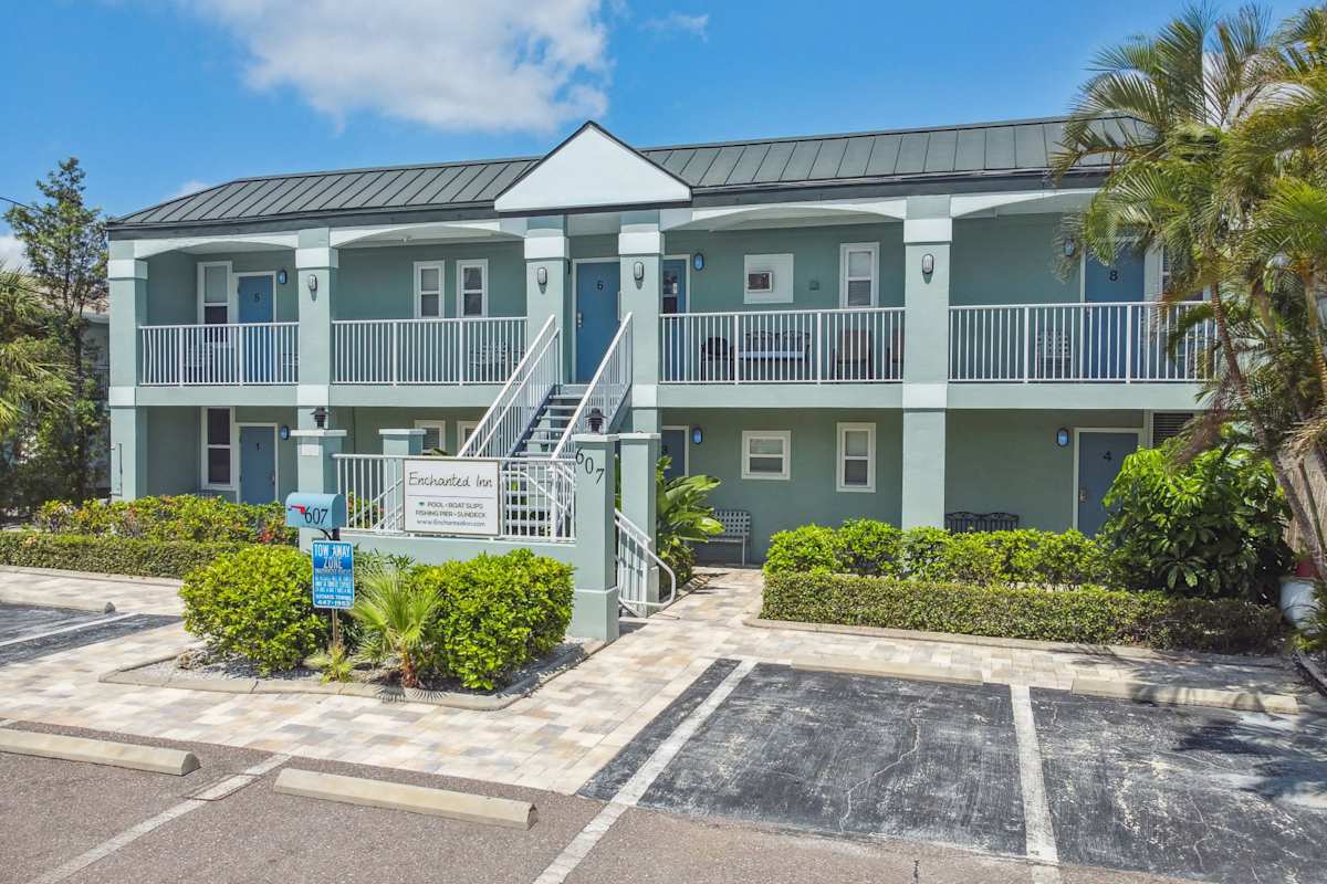 Enchanted Inn; 7 Private King Suites Sleeps 16! Waterfront, Pool, Fishing Dock, Boat Docks & Tiki Bar!