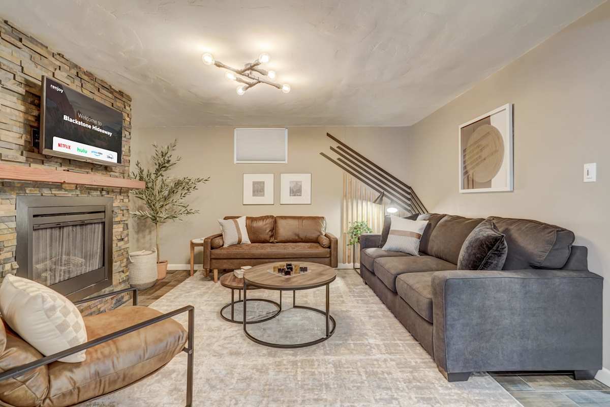 Blackstone Hideaway! Downtown Lower-Level Apt!