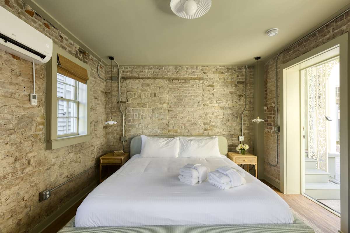 Historic B&B King Suite- Walk to King