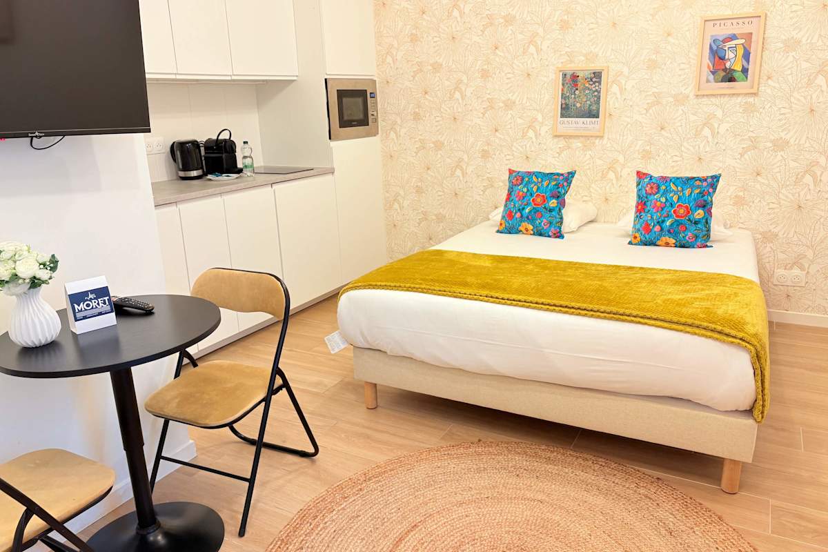 Moret Art Flats Large Studio AC Patio Terrace