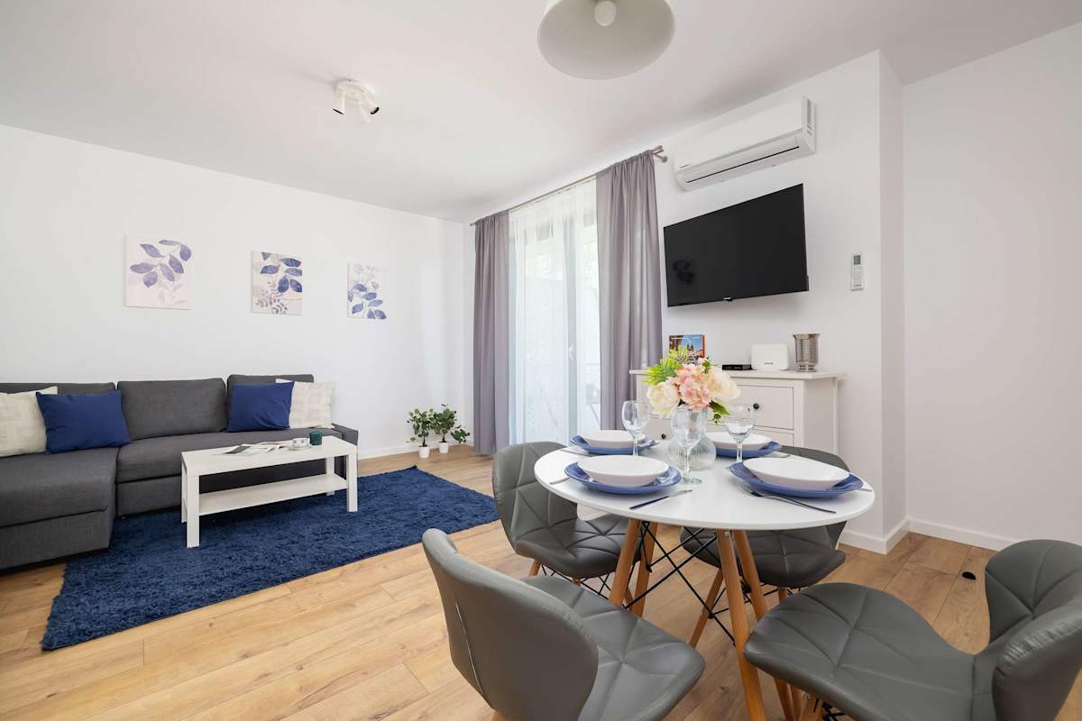 Wybickiego 5B | Krakow | Stylish Apartment | Parking | Air Conditioning | Balcony | Pet Friendly | Desk
