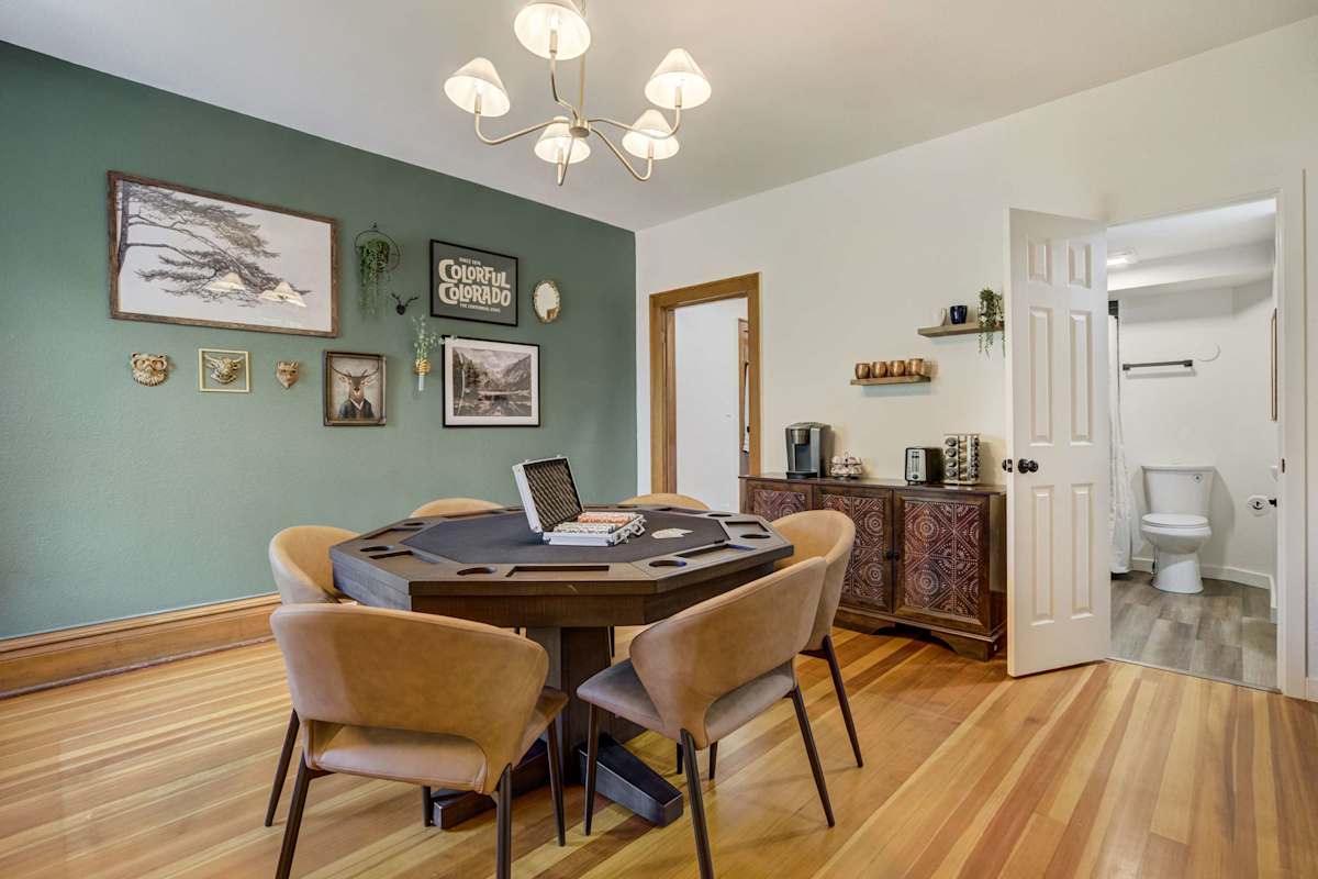 Noble Crest! Apartment w/ Poker Table & Hot Tub