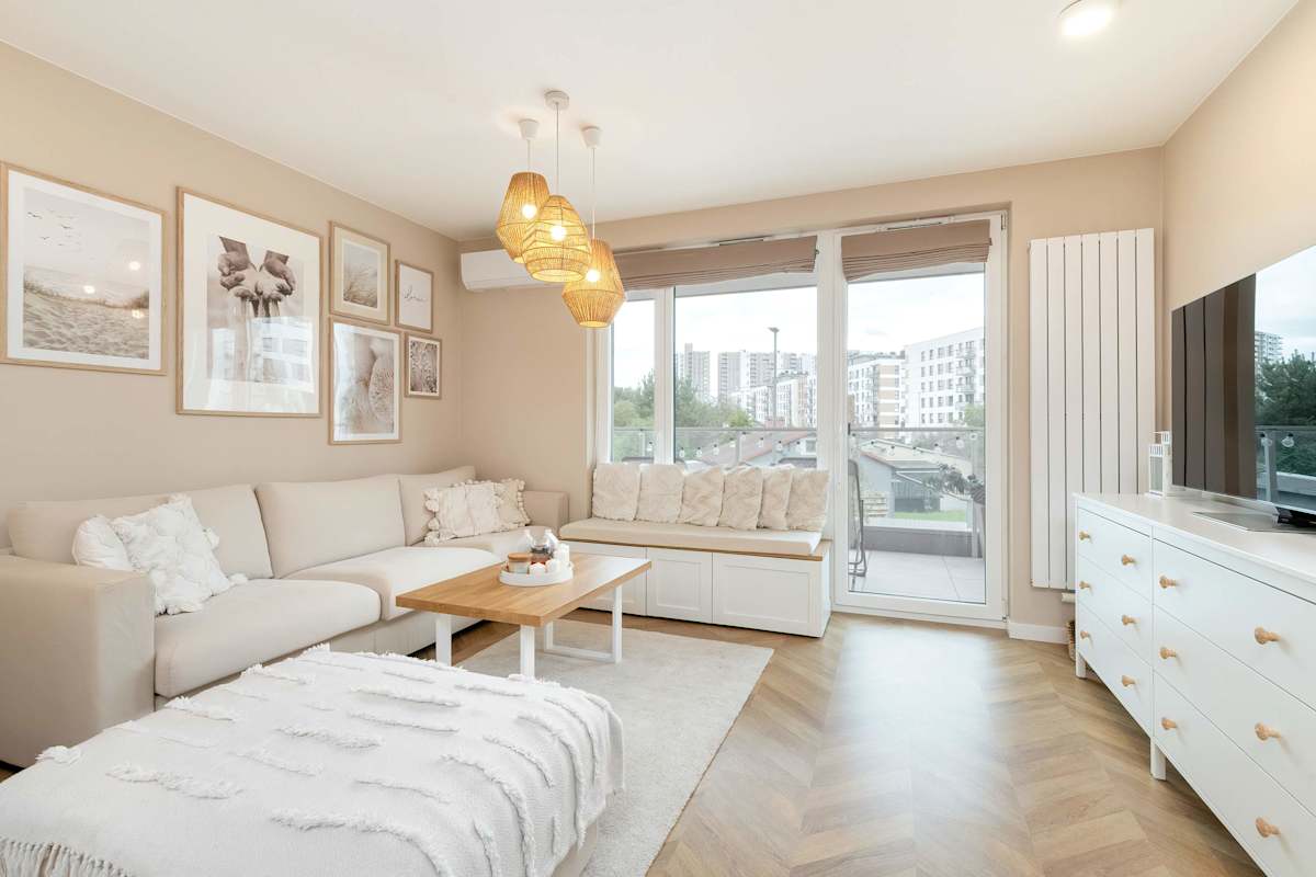 Starowiejska 95 Gdańsk | Prestige Beige Apartment with Air Conditioned Living Room, Parking and Desk
