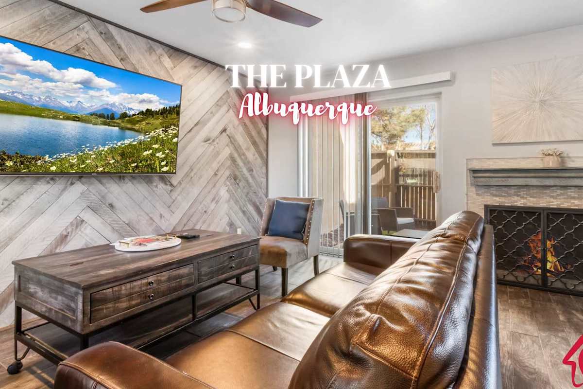 The Plaza - An Irvie Home w Summer Pool