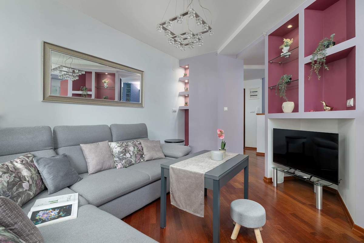 Marczyńskiego 3 Kraków | Grey and Pink Apartment with Parking, Desk, Terrace and Jacuzzi Bathtub — Kraków, Lesser Poland — vacation rental