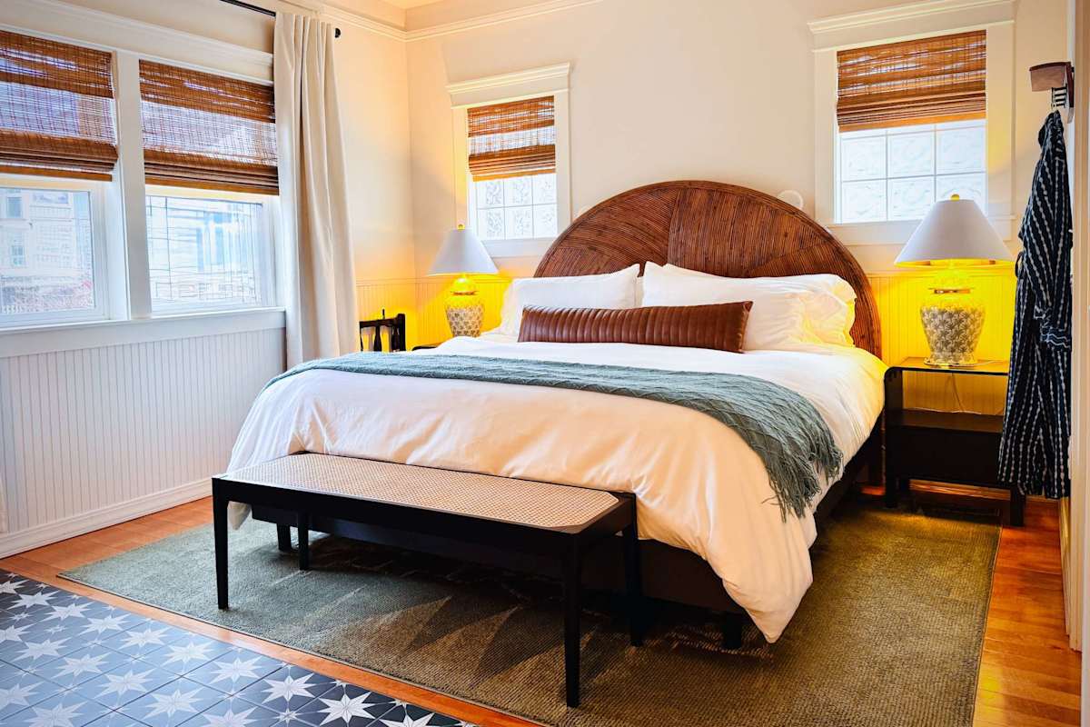 Swank Suites | Step Free King - Pet Friendly
