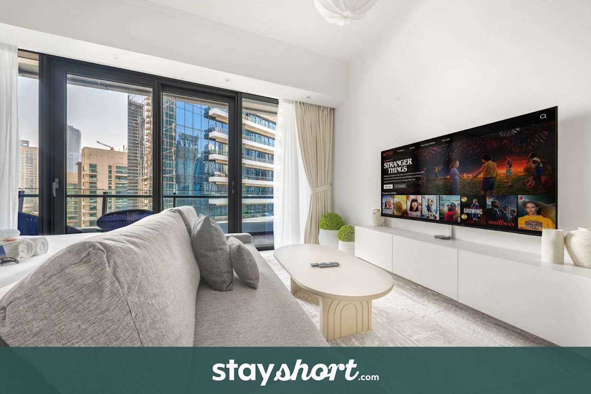 StayShort - Scenic Water View Apartment in Dubai Marina for 4