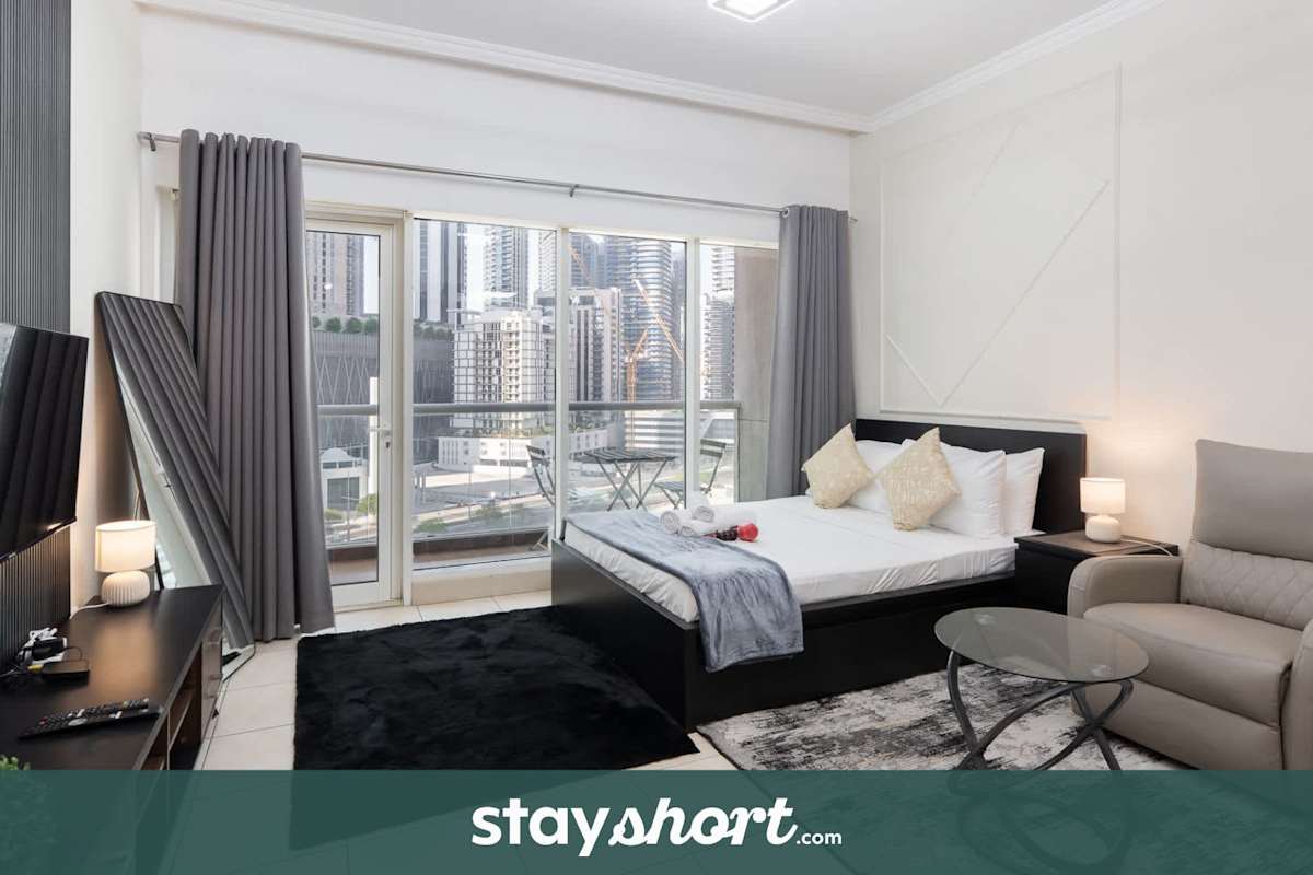 StayShort - Sleek Contemporary Studio in Downtown Dubai, Walk to Dubai Mall