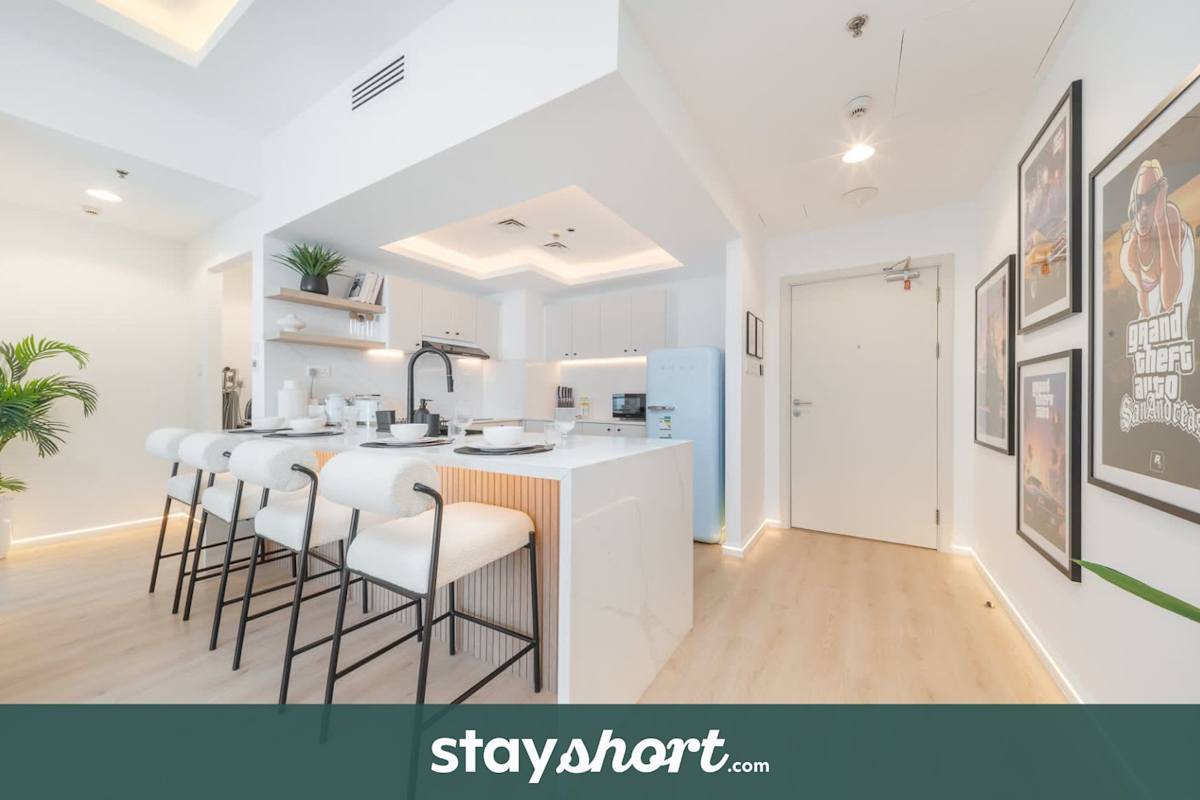 Free housekeeping visits during your stay - StayShort - Dubai Marina Apartment Sleeps 4 with Balcony