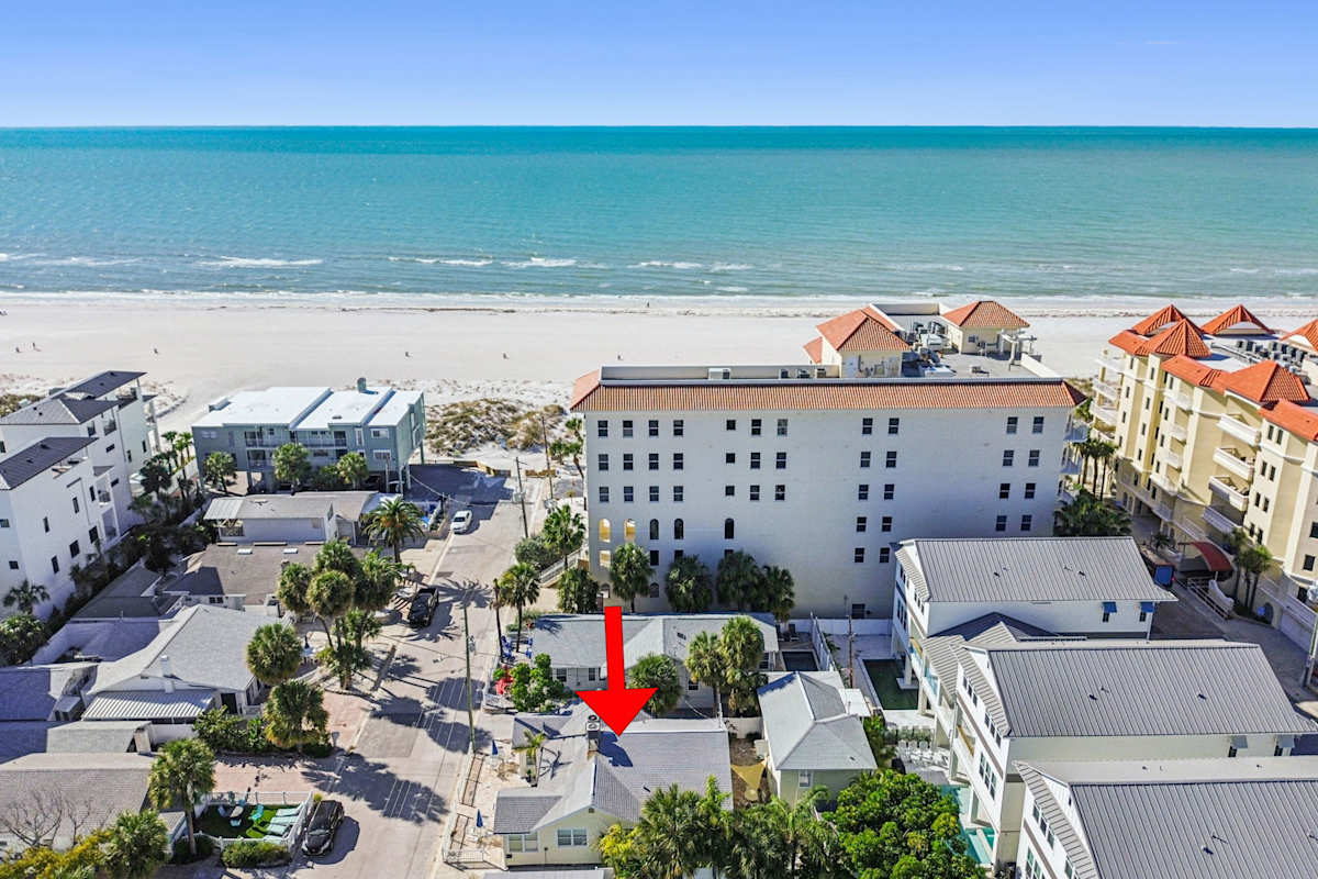 Clearwater Beach Cottage Sleeps 12! Steps to the Beach, Beach Gear included!