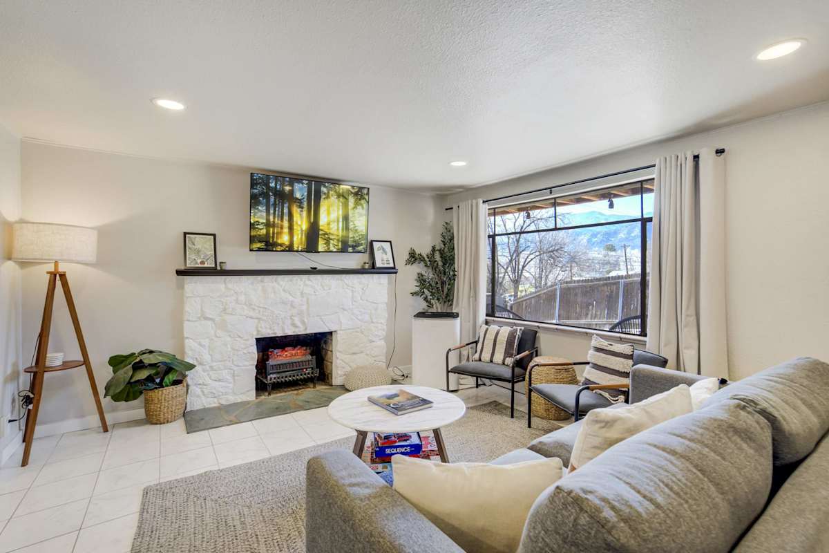 Ivywild Flat! Pet Friendly Near Broadmoor w/ Views