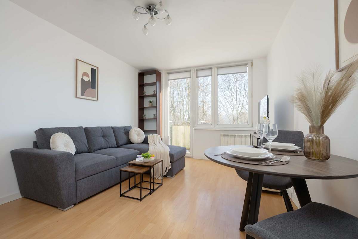 Międzynarodowa 32/34 Warszawa | Modern Apartment for 4 People | Remote Work | Bright & Functional Interiors — Warszawa, Województwo mazowieckie — vacation rental