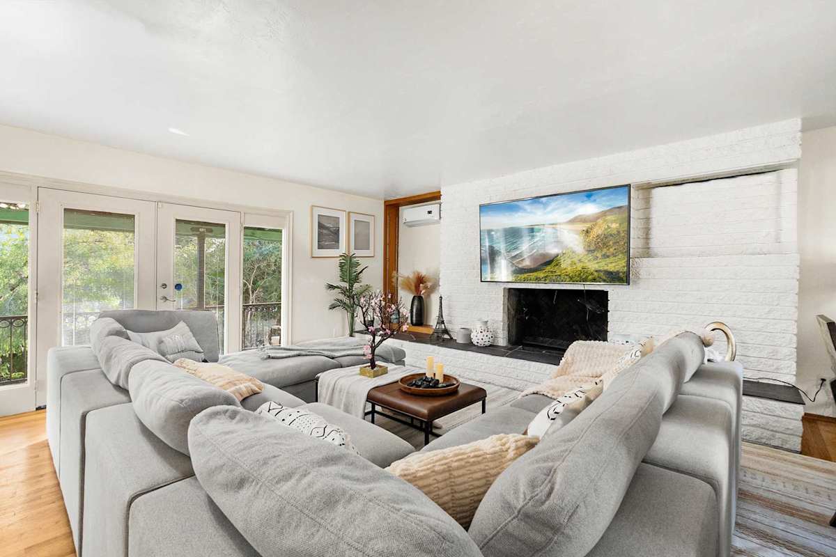 Entire Private Home with 4 Bedroom, 2 Bath, King Bed, Ranch Style, Prime Area, Available Now
