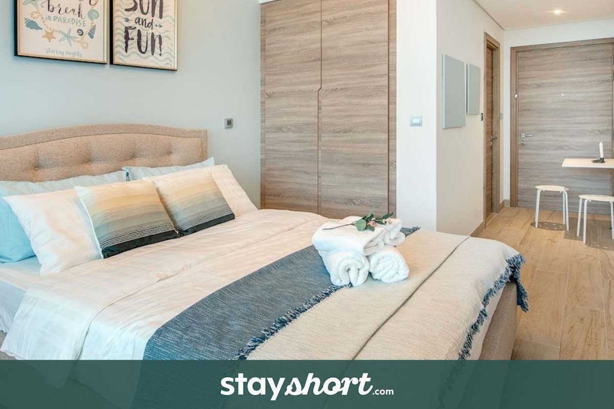 StayShort - Elegant & Bright Studio Retreat in Dubai Marina that Sleeps 3
