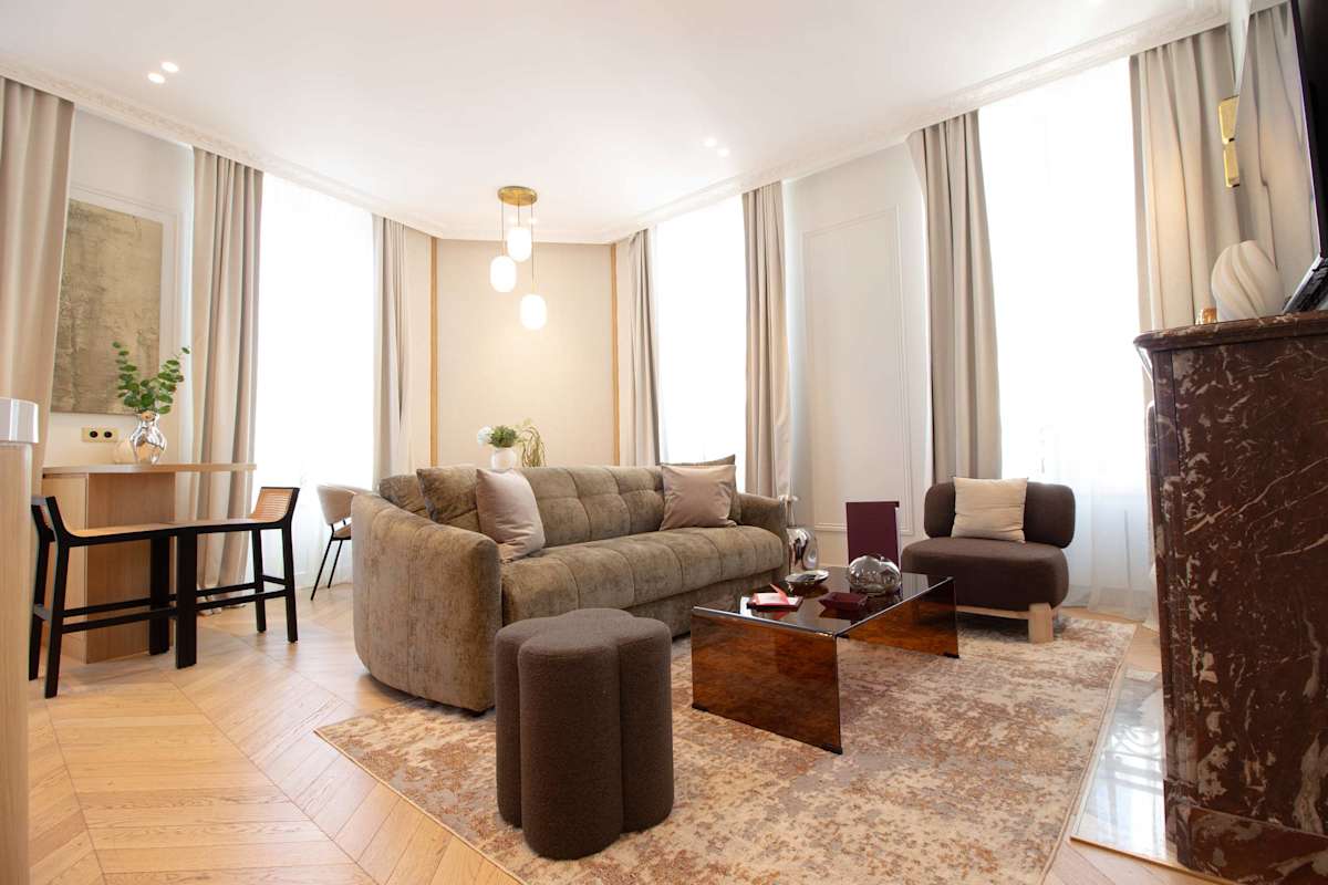 A Luxurious 3-BR/3BA with Services in La Madeleine