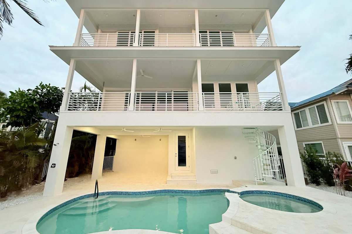 Drift House - 6 King Suites - 2 Masters - On Water — Fort Myers Beach, FL — vacation rental