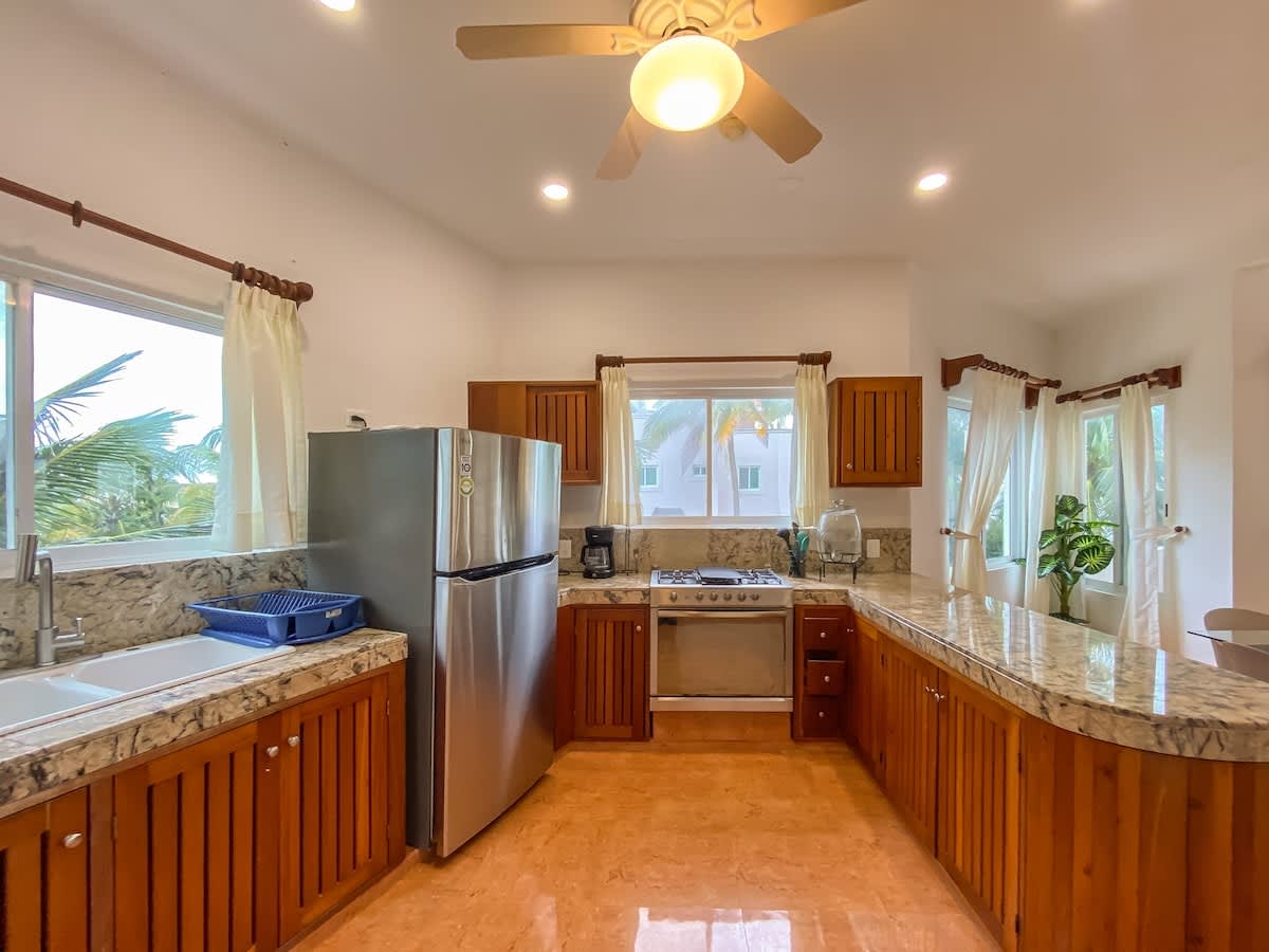 Fully equipped kitchen with island