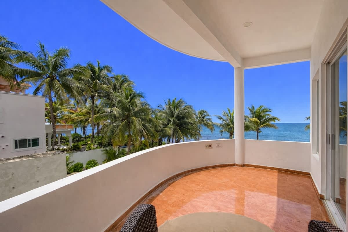 Covered terrace with sea view