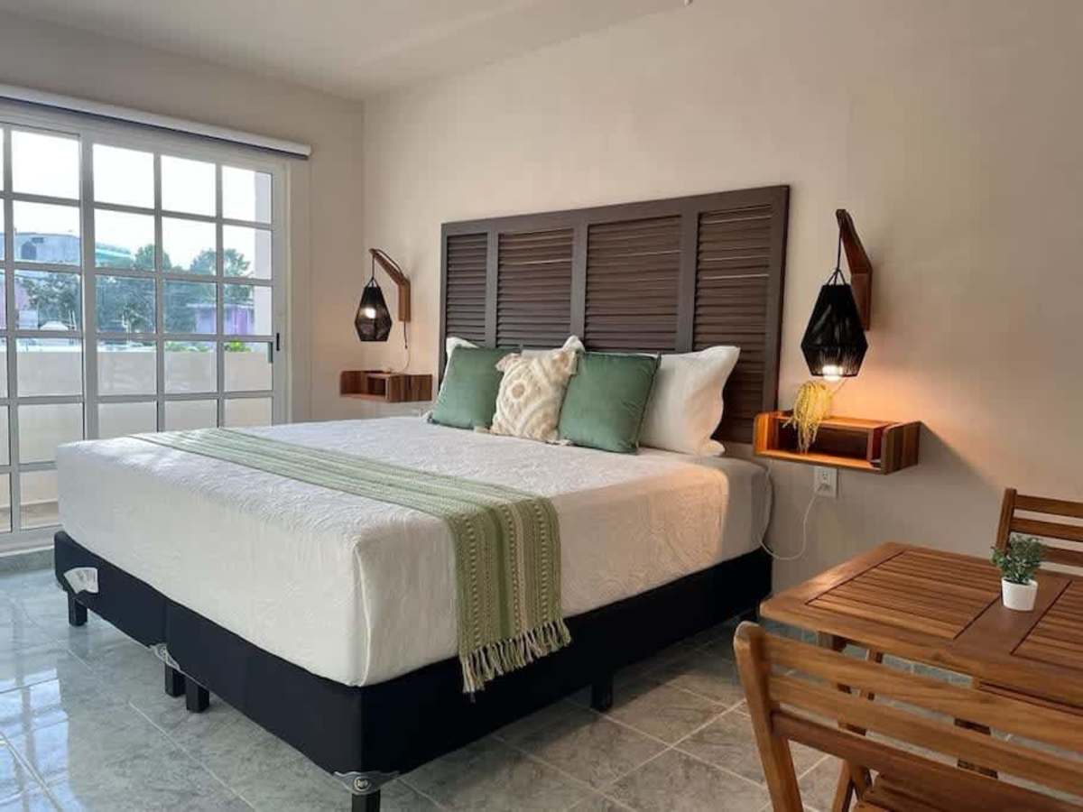 Studio with a king-size bed, A/C, and Smart TV.