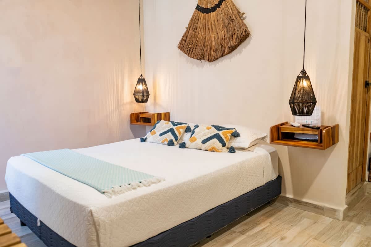 Sleeping area with double bed, A/C, Wi-Fi and Smart TV