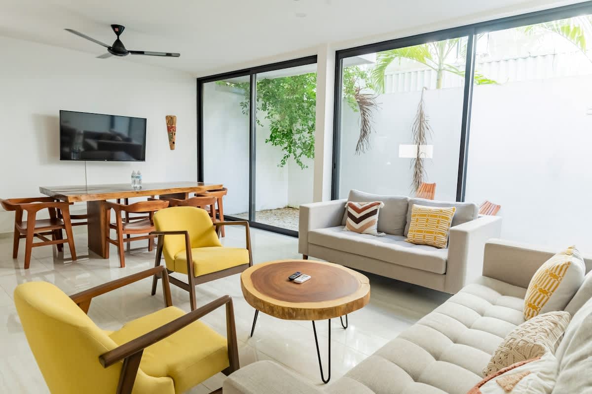 Bright living room with smart TV, A/C and ceiling fan