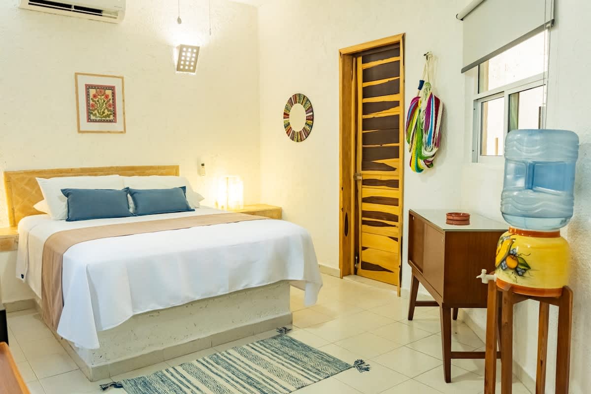 Studio - queen bed and kitchenette
